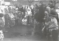 Carnaval op het schoolplein in 1962